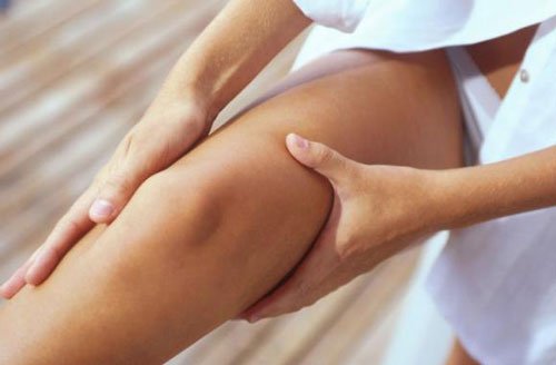 RITENZIONE IDRICA E GAMBE GONFIE: RIMEDI E DIETA